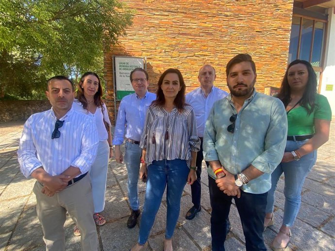 Equipo de Vox Córdoba en una visita al barrio de Trassierra