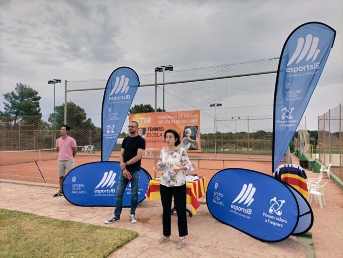 La consellera de Asuntos Sociales y Deportes, Fina Santiago, en la Final Federada de Tennis infantil de Baleares