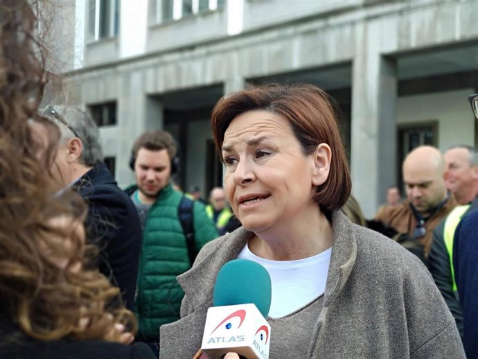 Archivo - La presidenta de Foro y candidata a la presidencia dle Principado, Carmen Moriyón, atiende a los medios.