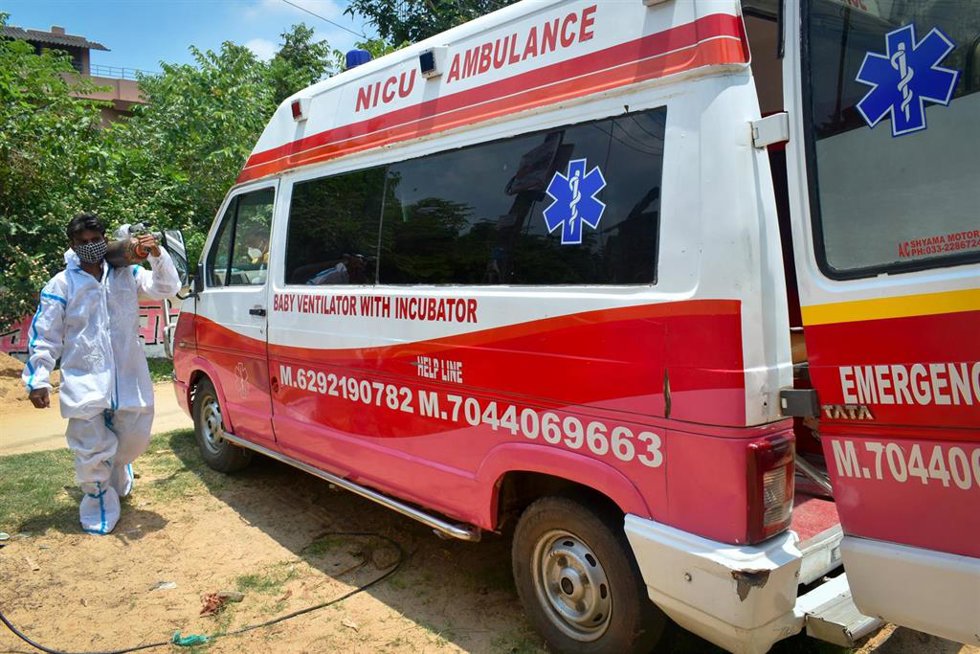 Archivo - Ambulancia en India