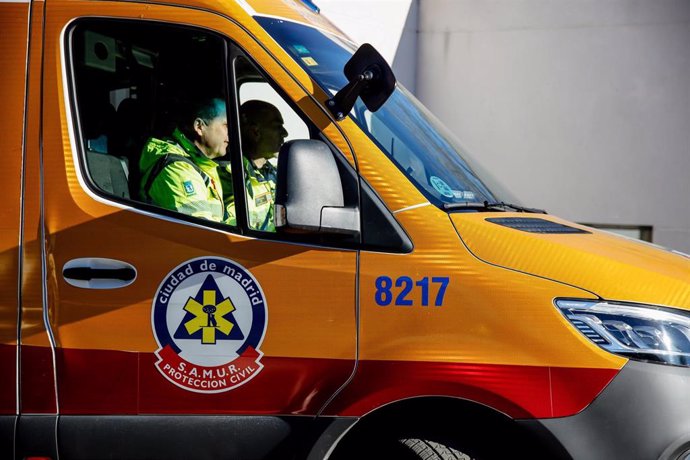 Archivo - Una ambulancia sale de la Base 0 de SAMUR - Protección Civil, en Casa de Campo, a 4 de enero de 2023, en Madrid (España). El principal objetivo a cumplir del Servicio de Asistencia Municipal de Urgencias y Rescates - Protección Civil es acerca