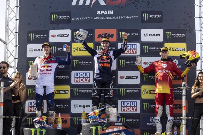 El piloto neerlandés Jeffrey Herlings celebra su victoria en la categoría de MXGP del Gran Premio de España del Mundial de Motocross 2023