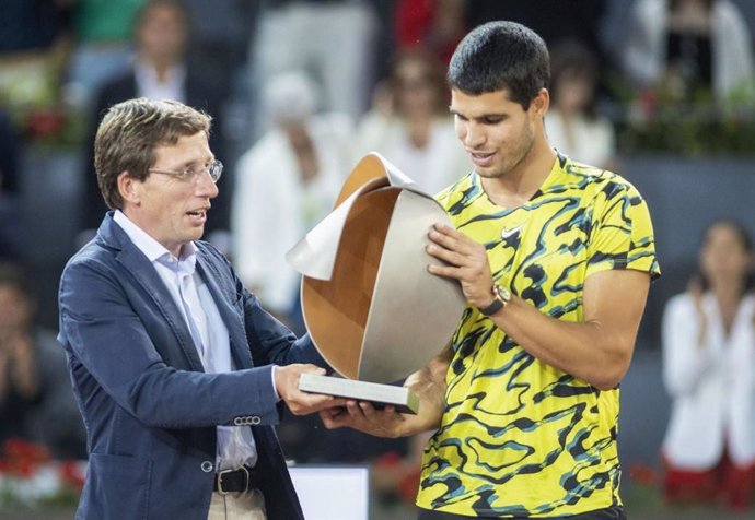 El alcalde de Madrid, José Luis Martínez Almeida entrega el trofeo del Mutua Madrid Open al tenista Carlos Alcaraz