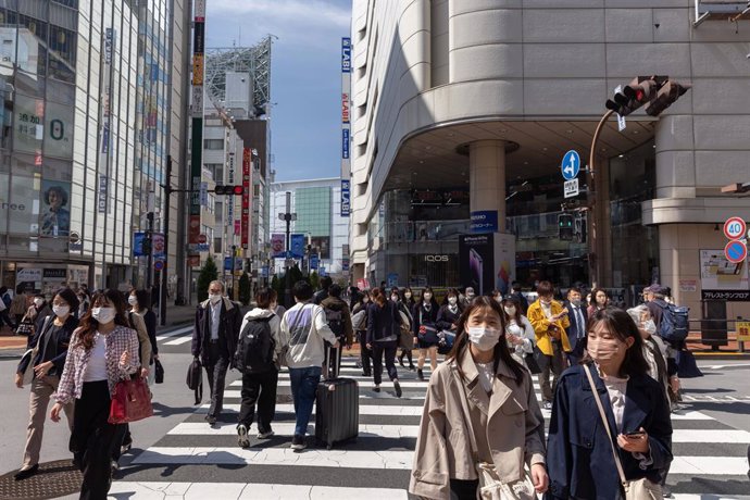 Archivo - Peatones en Tokio, Japón