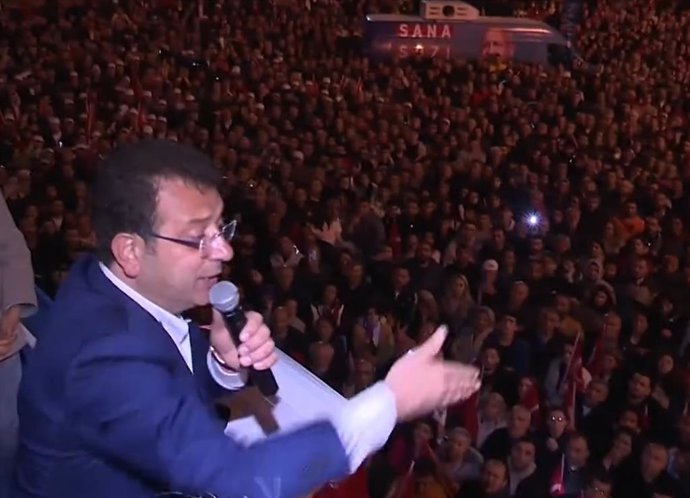 El alcalde de Estambul, Ekrem Imamoglu, durante un acto electoral