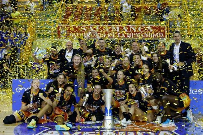 El Valencia Basket gana su primera Liga a costa del Perfumerías Avenida