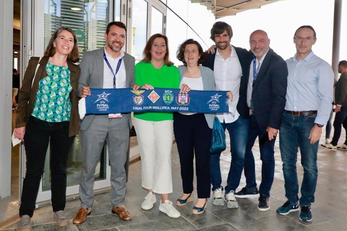 La presidenta del Govern, Francina Armengol, y la consellera de Asuntos Sociales y Deportes, Fina Santiago, además de otras autoridades asisten al partido final de la Final Four Futsal Champions League