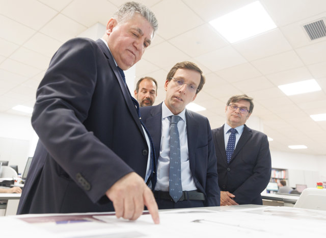 El alcalde de Madrid y candidato a la reelección el próximo 28M, José Luis Martínez-Almeida, y el presidente de Remica, José Porras, durante la presentación de propuestas, a 8 de mayo de 2023