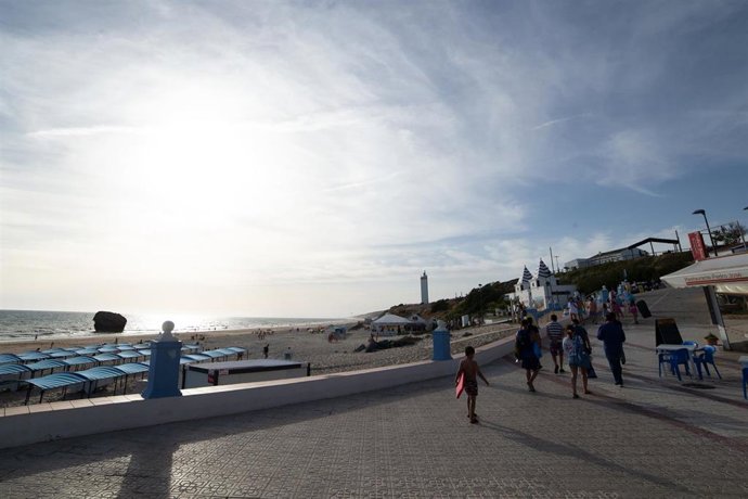 Archivo - Una familia abandona la playa durante el fin de semana de la Romería del Rocio en la Playa de Matalascanas . 23 de mayo de 2021 en Almonte, Huelva, España.