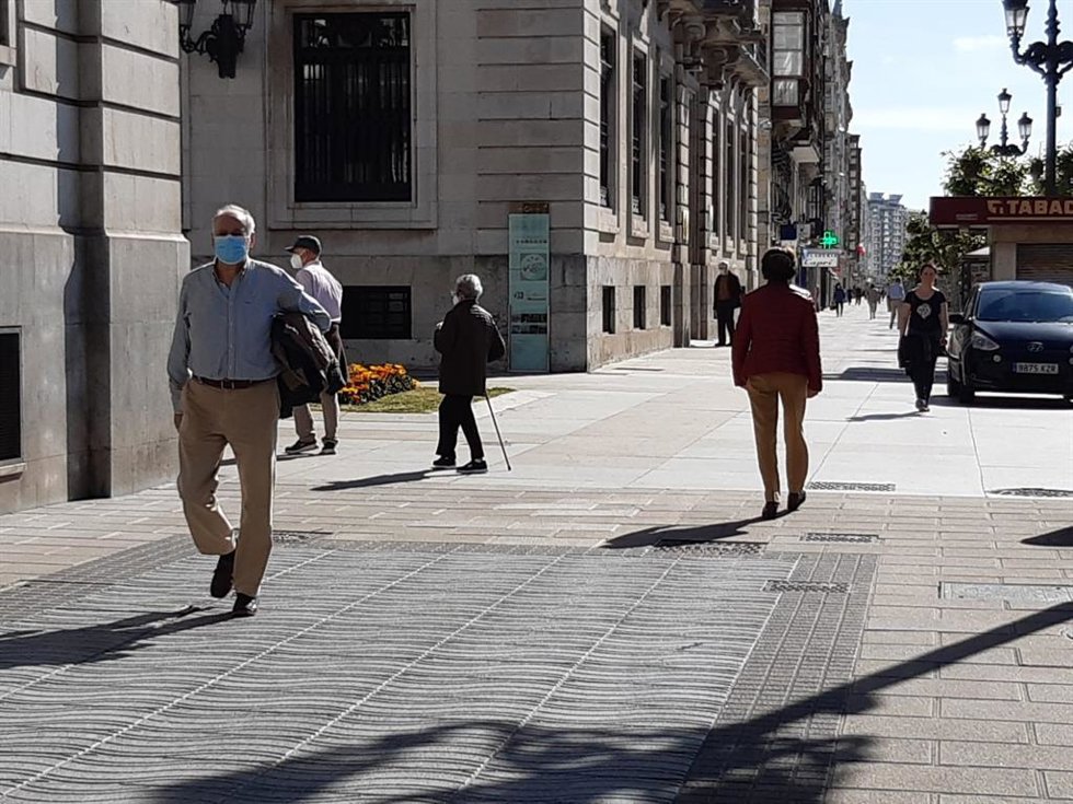 Archivo - Personas paseando por Santander.- Archivo