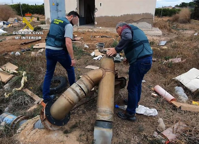 Dos agentes de la Guardia Civil en una de las inspecciones enmarcadas en la operación 'EEMAME'
