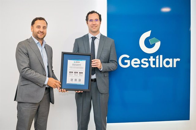 Enrique Megía, Director Sede de Madrid de AENOR, entrega a Raúl Guerrero, Consejero Delegado de Gestilar, el certificado con los sellos ISO 9001, ISO 14001 e ISO 45001.