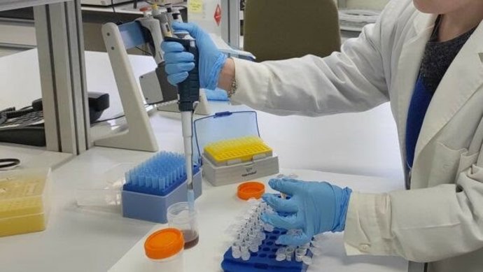 Trabajos en un laboratorio.