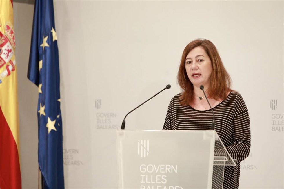 Archivo - La presidenta del Govern, Francina Armengol, comparece en el Consolat de Mar.