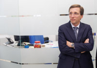 Almeida identifica a Pedro Sánchez con el protagonista de la película 'Los Tramposos' por "vivir de timos"