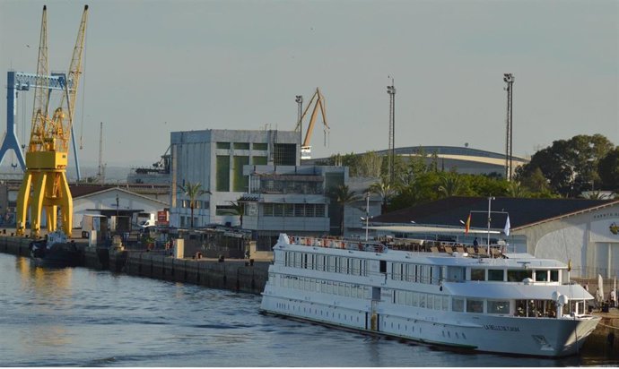 La Belle de Cadix llega al Muelle de Levante del Puerto de Huelva.