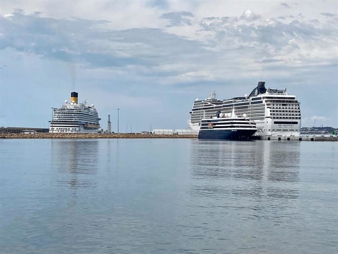 Los buques MSC Magnifica, Costa Firenze y World Navigator atracados en el Port de Tarragona.