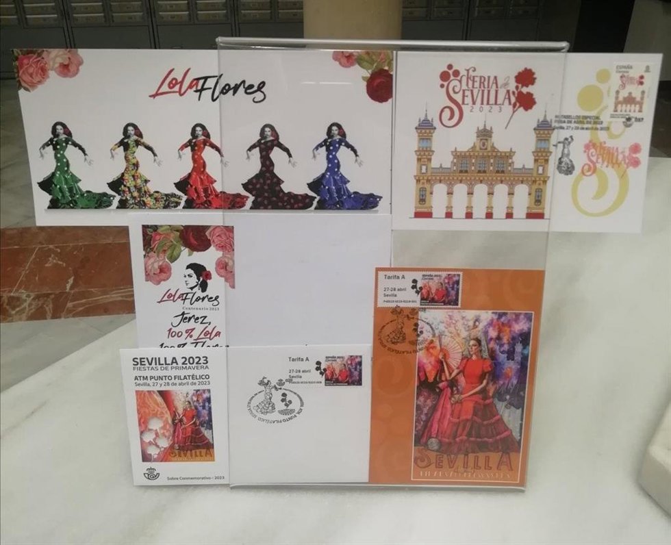 Material expuesto en el stand de Correos en la avenida de la Constitución para promocionar las Fiestas de Primavera 2023.