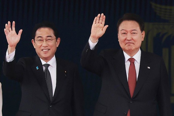 El presidente de Corea del Sur, Yoon Suk Yeol y el primer ministro japonés, Fumio Kishida.