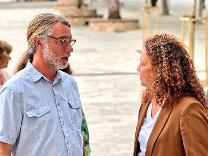 La secretaria general de la Federación Socialista de Mallorca, presidenta del Consell y candidata a la reelección, Catalina Cladera, conversa con el alcalde de Puigpunyent y candidato socialista a la reelección, Toni Marí