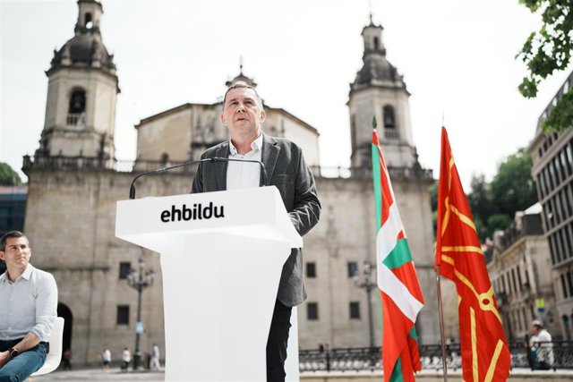 Un aficionado del Real Madrid en el Estadio de la Cartuja ante un cartel del Osasuna a 06 de mayo del 2023 en Sevilla (Andalucía.España). 