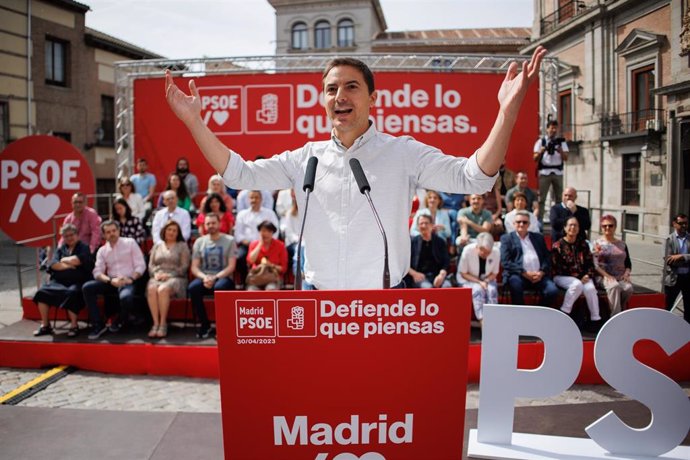 El secretario general de los socialistas madrileños y candidato a la presidencia de la Comunidad de Madrid, Juan Lobato, durante un mitin del PSOE para presentar a sus candidatos a las elecciones del 28M, a 30 de abril de 2023, en Madrid (España). Roble