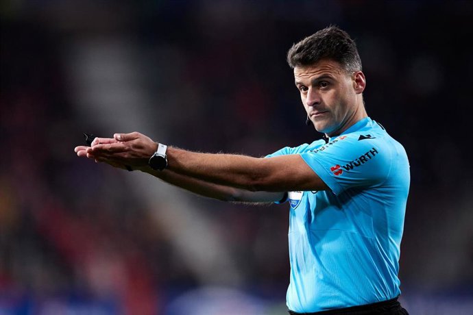 Archivo - El colegiado español Jesús Gil Manzano durante un partido