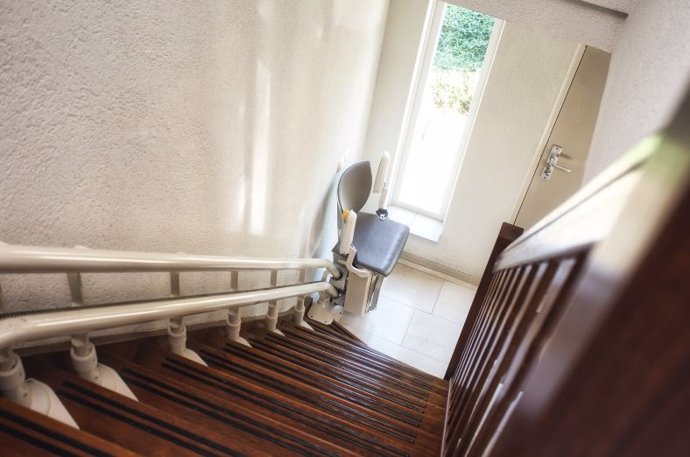 Archivo - Elevador de escaleras adaptado para personas con discapacidad.