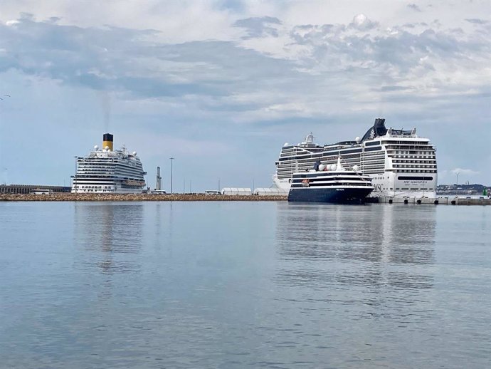 Els bucs MSC Magnifica, Costa Firenze i World Navigator al Port de Tarragona