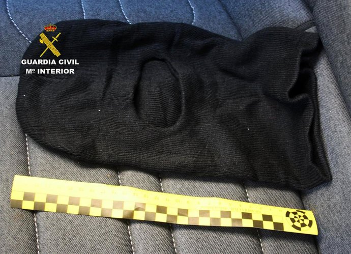 Pasamontañas hallado en el coche robado