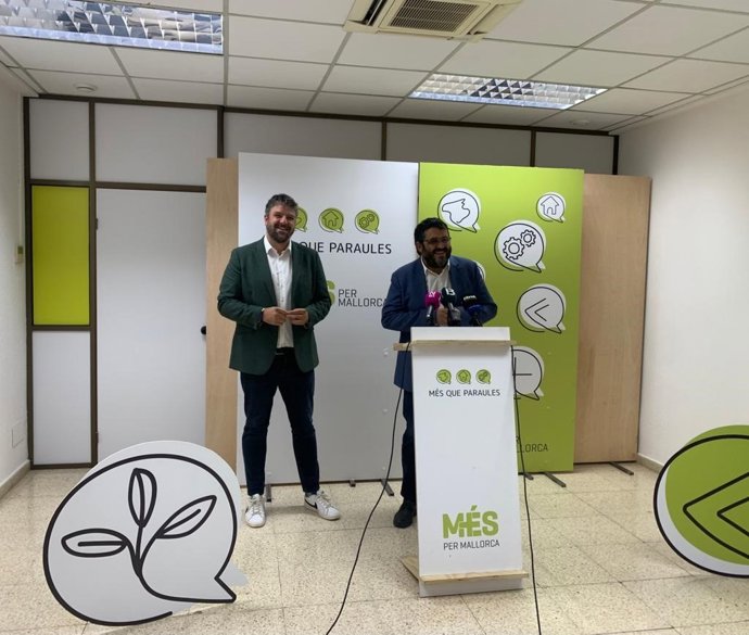 (De Izquierda A Derecha) El Coordinador Y Candidato De MÉS Per Mallorca A La Presidencia Del Govern, Lluís Apesteguia, Y El Senador De MÉS Per Mallorca, Viens Vidal, En Rueda De Prensa