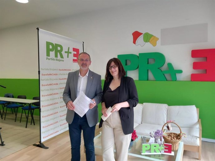 Rubén Antoñanzas ha comparecido este lunes en rueda de prensa junto a la doctora en Humanidades e integrante de la candidatura, Isabel Lizarbe,