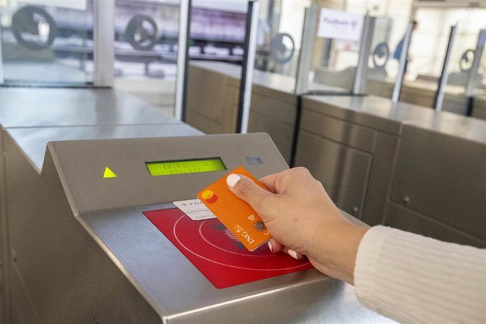 Tornos del Cercanías de Renfe en Sevilla donde ya es posible pagar el ticket directamene con tarjeta bancaria.
