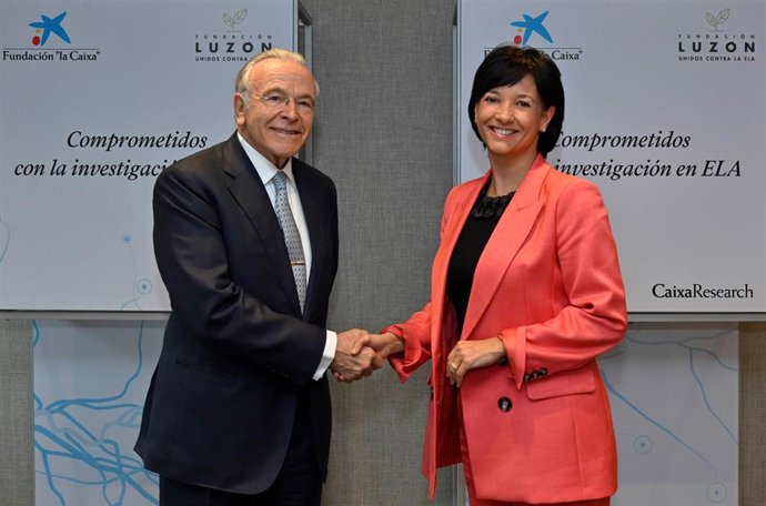 El presidente de la Fundación La Caixa, Isidro Fainé, y la presidenta ejecutiva de la Fundación Francisco Luzón, María José Arregui, han firmado la renovación de la colaboración entre ambas entidades para apoyar la investigación sobre la ELA.