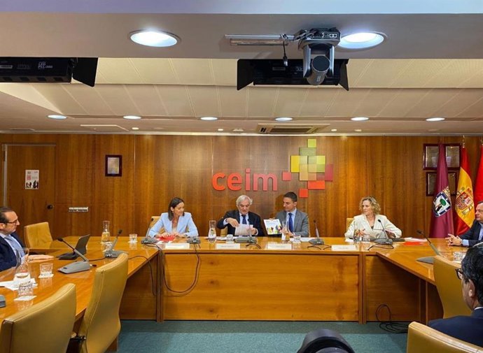 El presidente de la Confederación Empresarial de Madrid-CEOE (CEIM), Miguel Garrido, junto con el candidato del PSOE a la Presidencia de la Comunidad de Madrid, Juan Lobato, y la candidata a la Alcaldía de Madrid, Reyes Maroto