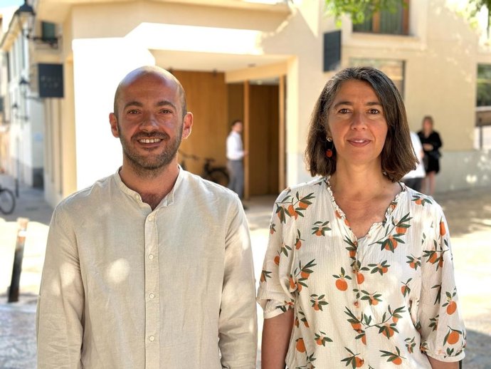 La candidata de MÉS-Estimam Palma a la alcaldía de Cort, Neus Truyol, y el número 2 de la formación ecosoberanista, Miquel ngel Contreras