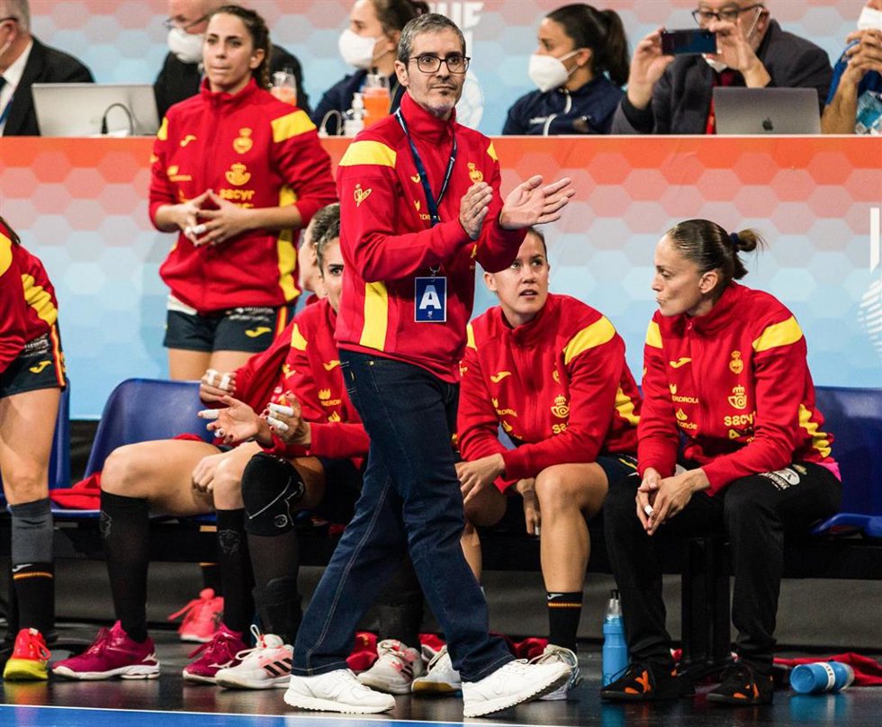 Archivo - José Ignacio Prades durante un partido de la selección femenina de balonmano