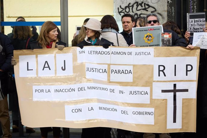 Archivo - Varios letrados se concentran con una pancarta mientras tiene lugar una reunión del comité de huelga de los letrados con Justicia, en la sede del ministerio, a 24 de febrero de 2023, en Madrid (España). El Ministerio de Justicia ha convocado a