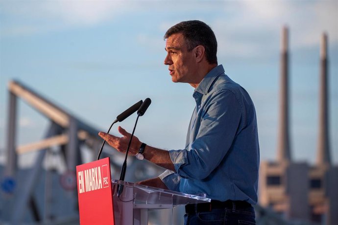 El presidente del Gobierno y secretario general del PSOE, Pedro Sánchez, interviene durante un acto de precampaña del PSC, en la Placa Fotovoltaica del Frum, a 4 de mayo de 2023, en Barcelona, Catalunya (España).