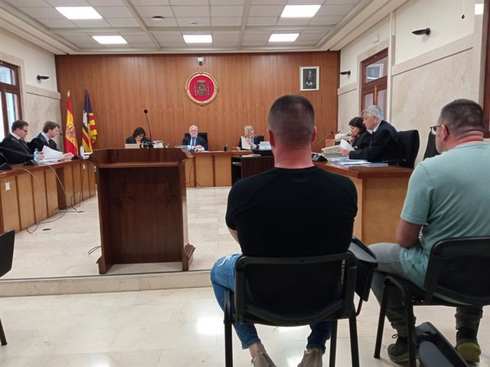 Los dos hombres, durante el juicio.