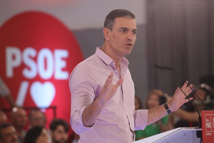 El secretario general del PSOE y presidente del Gobierno, Pedro Sánchez, durante su participación en el acto de presentación del candidato a la Alcaldía de Málaga y secretario general del PSOE en Málaga, Daniel Pérez a 02 de mayo del 2023 en Málaga. And