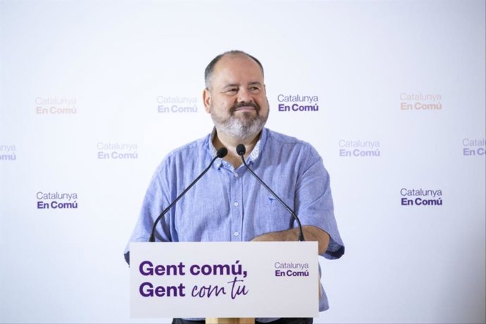 El portavoz de los comuns y diputado en el Congreso, Joan Mena, en rueda de prensa