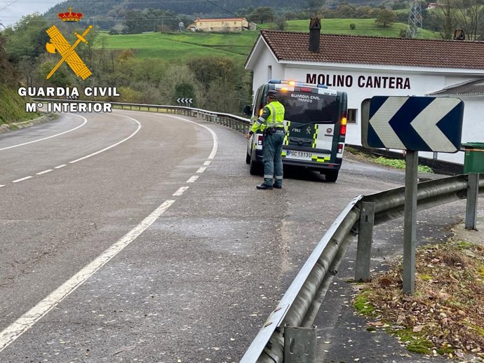 Archivo - Agente de Tráfico de la Guardia Civil en una carretera.