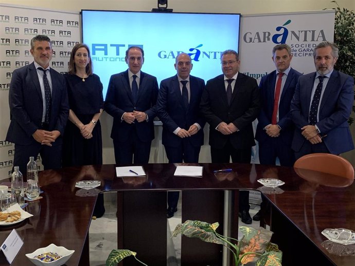 Foto de familia del acuerdo firmado entre Garántia y ATA para facilitar e impulsar la financiación a autónomos andaluces.