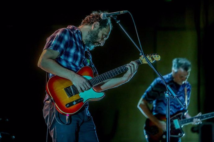 Archivo - El cantante del grupo indie Los Planetas, Jota, durante un concierto en el Palacio Municipal de la Feria de Madrid Ifema, a 20 de octubre de 2021