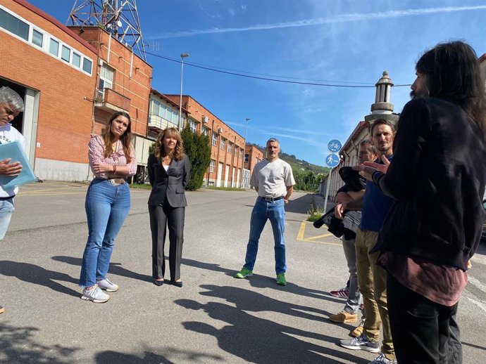 La diputada nacional del PP, Paloma Gázquez y la candidata del PP en Ibias, Gemma Álvarez, en La Morgal.