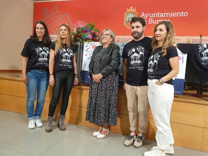En la foto, en el centro, la concejal de Comercio de Burgos, Rosa Niño, acompañada por miembros de Flojabur