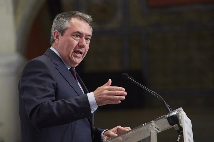 El secretario general del PSOE de Andalucía y Portavoz del Grupo Parlamentario Socialista, Juan Espadas, interviene durante el encuentro informativo organizado por Europa Press Andalucía en la sede de la Fundación Cajasol, a 8 de mayo de 2023 en Sevilla