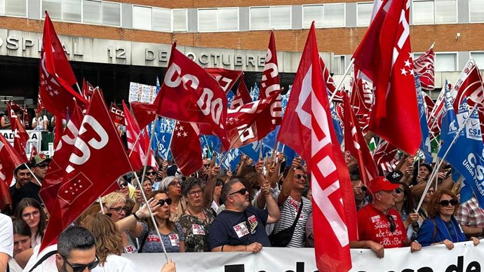 Concentración de trabajadores del Sermas por las 35 horas en las puertas del Hospital 12 de Octubre
