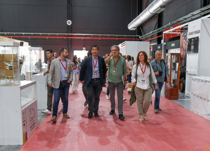 Caballero visita con los medios el recinto donde se va a celebrar Fenavin.